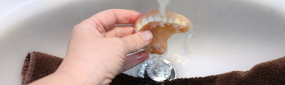 этапы чистки зубного протеза - фото